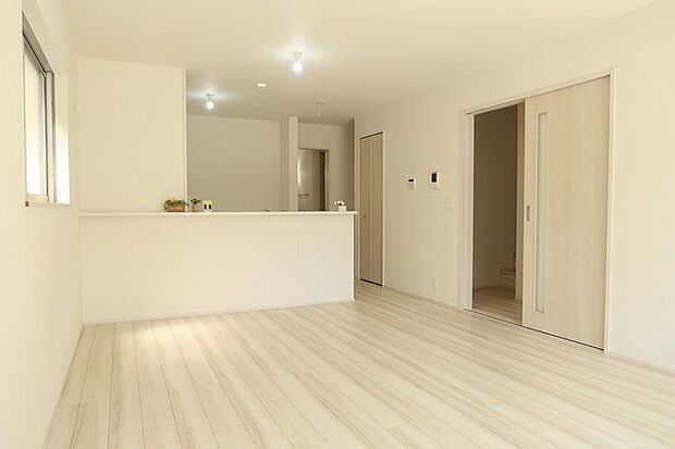 【LDK/同仕様】LDKは2面採光で、明るく風通しの良い空間!ご家族が自然と集まる場所になりそうです。※実際とは異なる場合があります。