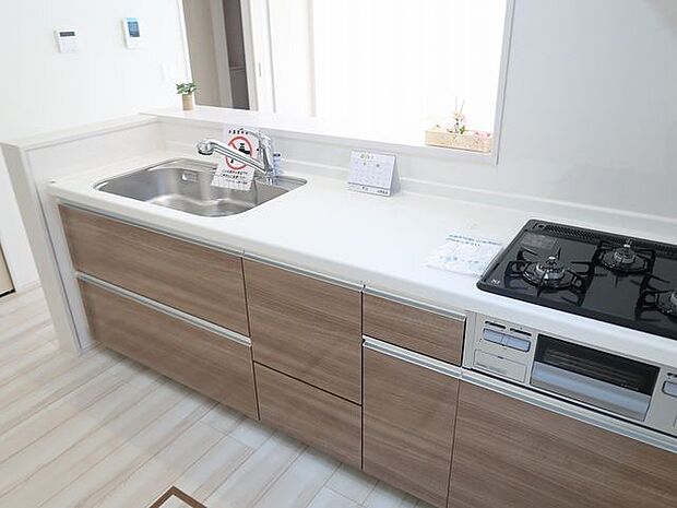 【キッチン/同仕様】グリル付きの三口ガスコンロが搭載されています。調理を効率良く行え、レパートリーも増えそうです。※実際とは異なる場合があります。