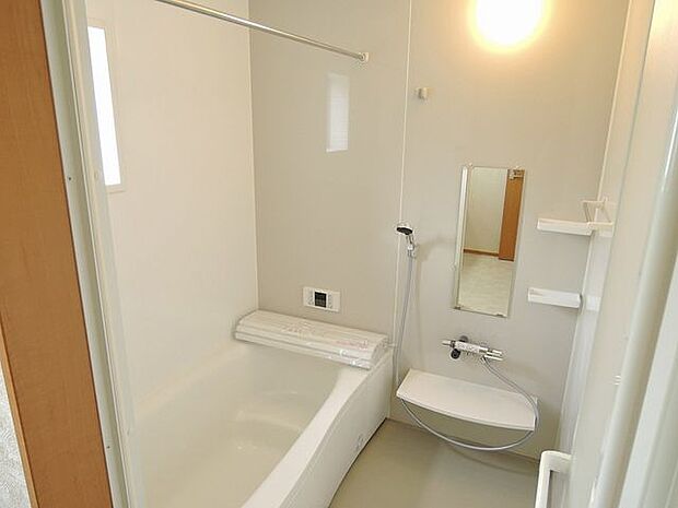 【浴室/同仕様】ベンチタイプの浴槽が採用されており、一日の体の疲れをゆったりと癒していただけます。※実際とは異なる場合があります。