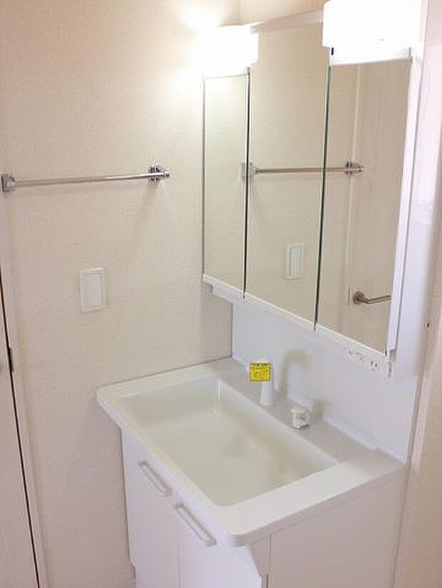 【洗面室/同仕様】朝の身支度もスムーズに行える三面鏡仕様の洗面化粧台。鏡裏や洗面ボウル下部に収納スペースがあります。※実際とは異なる場合があります。