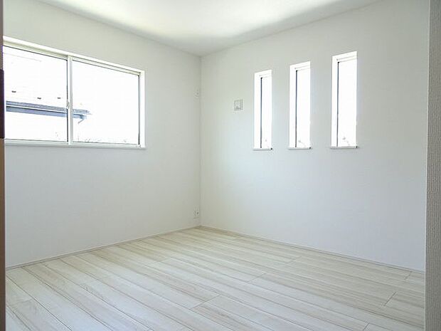 【洋室/同仕様】2面採光が確保された、明るく開放感のある洋室です。2つの窓を開けると、自然換気もスムーズ！※実際とは異なる場合があります。