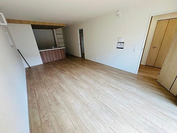 【LDK/約18.0帖】キッチンと洗面室が近く、家事動線がスムーズ。料理や洗濯を同時に進めやすいです。