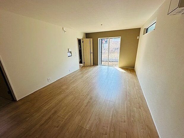 【LDK/約18.0帖】ご家族が集うLDKは、南向きの明るい住空間です。南面と西面に窓が配されています。