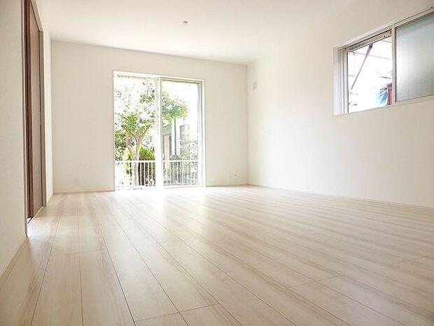 【LDK/同仕様】ナチュラルな色合いのフローリングと白いクロスのLDK。シンプルな住空間で、お好みのインテリアを楽しめそうです。※実際とは異なる場合があります。