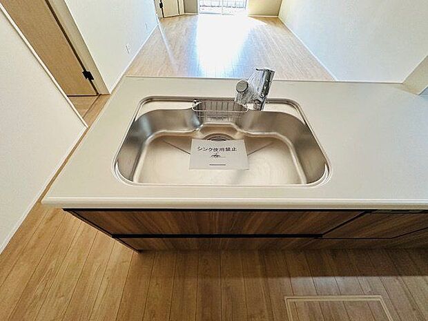 【キッチン】インテリア性に優れた人造大理石製。配膳などに便利なカウンター付きです。