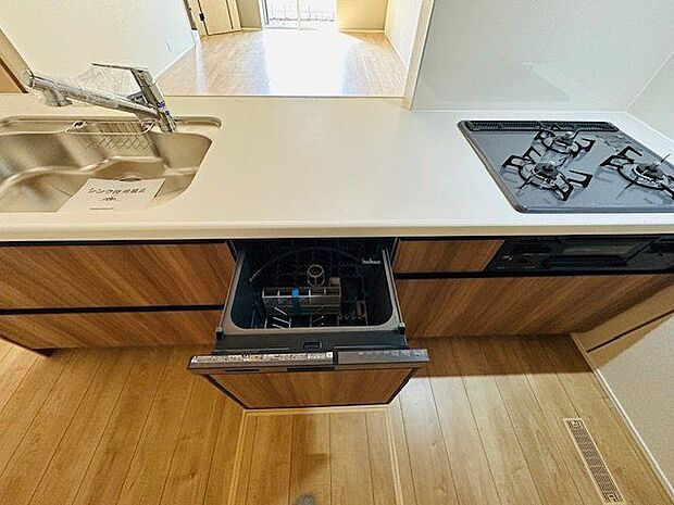 【キッチン】食器洗浄乾燥機・グリル付き三口コンロが搭載されています。家事の時短や負担の軽減に役立ちます。