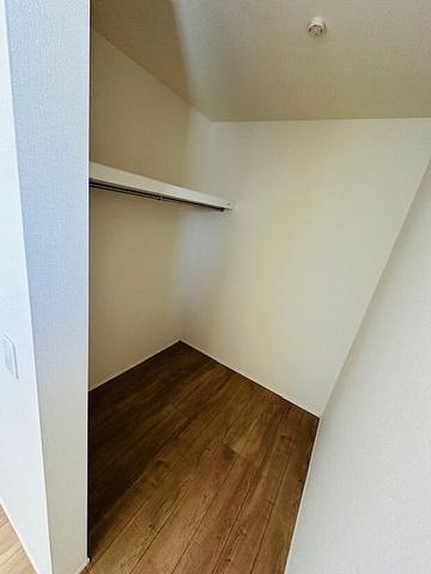 【WIC/洋室(約6.0帖)】ファッションアイテムをまとめて収納できるので、全身コーディネートがしやすく身支度もスムーズです。