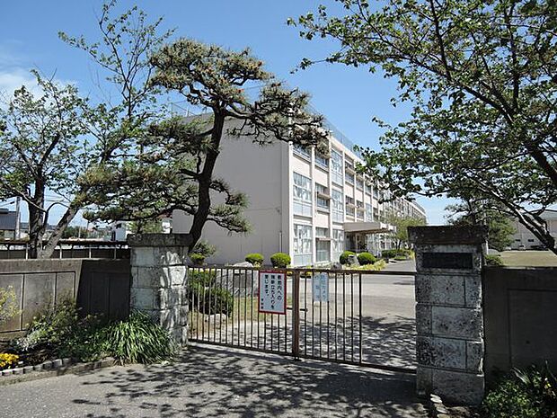 木更津市立木更津第一中学校 徒歩5分。1947年に開校された中学校です。運動部や文化部の部活動も盛んに行われています。 400m