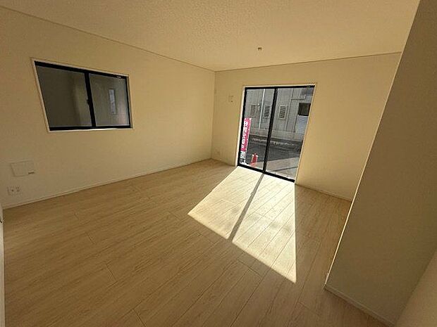 【LDK/2号棟】ダイニングセットやソファを置いてもゆとりある広さです。3面採光を確保し、通風良好です。