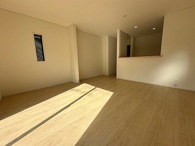 【LDK/2号棟】たっぷりの陽光が差し込む、開放感あふれるリビングです。掃き出し窓から外に出ることができます。