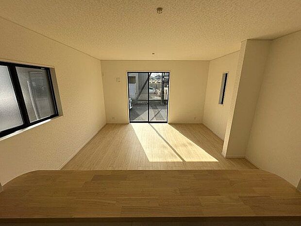 【キッチン/2号棟】カウンターを備え、お子さまの配膳のお手伝いも進みます。