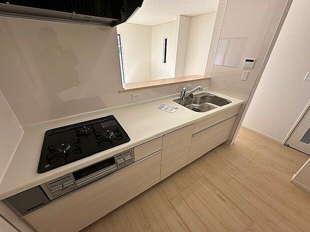 【キッチン/2号棟】料理中もご家族の様子がうかがえる、対面式キッチンです。