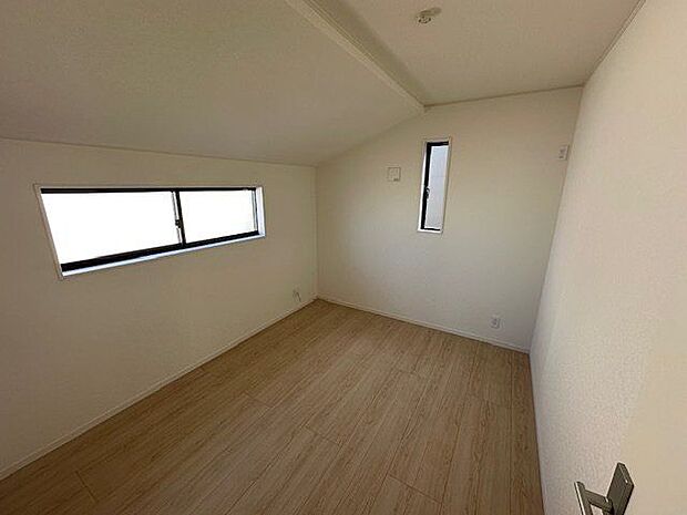 【洋室/約4.5帖/2号棟】子供部屋としても適した広さです。収納があり、家具を少なく、スッキリと過ごせます。