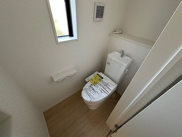 【トイレ/2号棟/2階】清潔感のある落ち着いた空間に仕上げたトイレです。