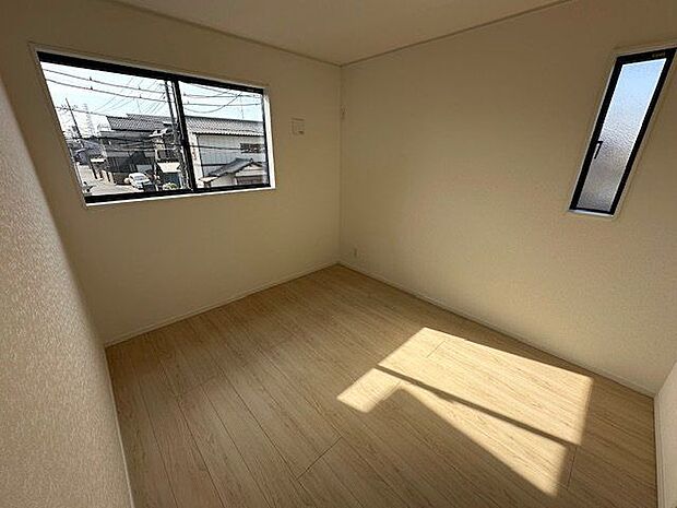 【洋室/約5.25帖/2号棟】南東からの陽光が届く洋室です。子供部屋としてもお使いいただけます。