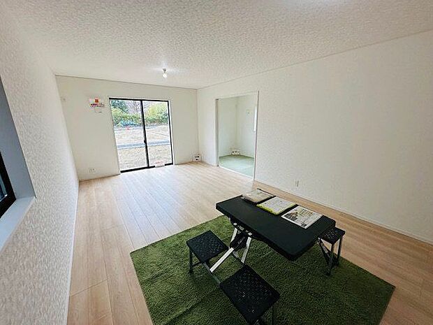 【LDK/約18帖/1号棟】ナチュラルな色合いのフローリングと白いクロスのLDK。シンプルな内装で、お好みのインテリアを楽しめそうです。※家具調度品は販売価格に含まれません。