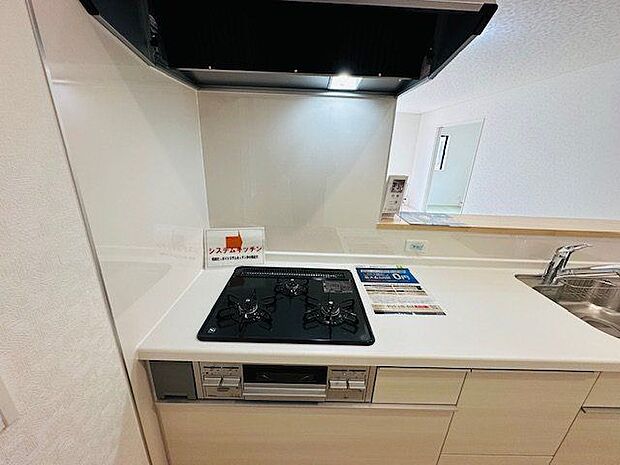 【キッチン/1号棟】ご家族と会話しながら作業できる対面式キッチンです。配膳などに便利なカウンター付きです。