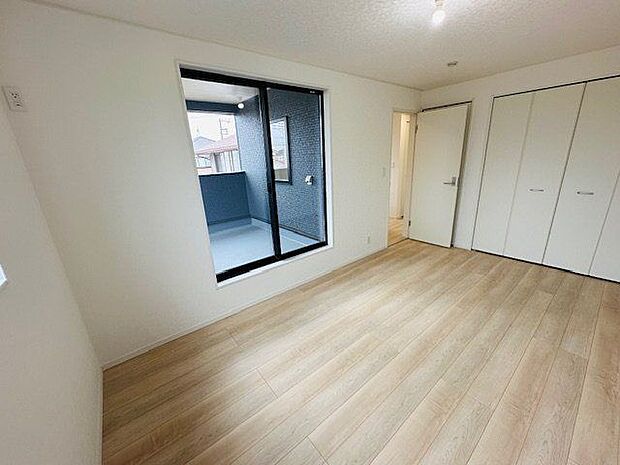 【洋室/約7.5帖/1号棟】2面採光が確保された、明るく開放感のある洋室です。ルーフバルコニーへ出入り可能です。