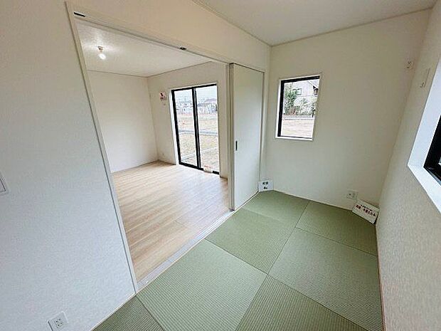 【和室/約4帖/1号棟】リビングに隣接している和室です。引き戸を開放して、リビングと繋げれば広々空間として活用できます。