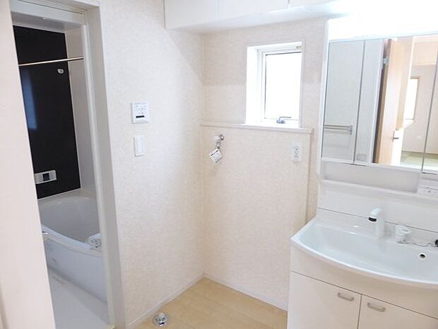 【洗面室/同仕様】窓から自然光が入る洗面室。洗濯機置場が設けられ、使い勝手の良いレイアウトが採用されています。清潔感のある白を基調とした内装です。※実際とは異なる場合があります。