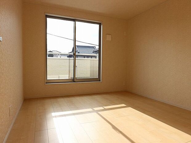 【洋室/同仕様】インテリアを選ばないシンプルな内装デザインが採用されています。お好きなインテリアなどでアレンジできそうです。※実際とは異なる場合があります。