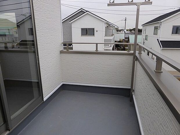 【バルコニー/同仕様】天気の良い日はバルコニーからの景色も楽しめ、気軽にリフレッシュができそうです。※実際とは異なる場合があります。