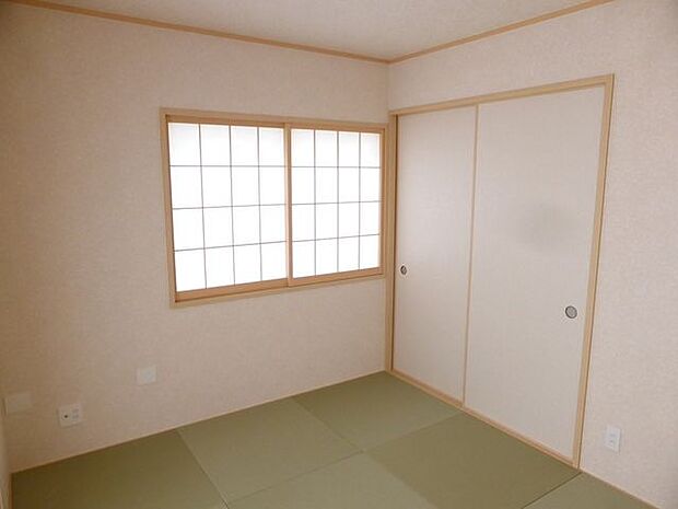 【和室/同仕様】客間や家事室、書斎、お子様のプレイルームなど、多用途に重宝するやすらぎの和室です。※実際とは異なる場合があります。