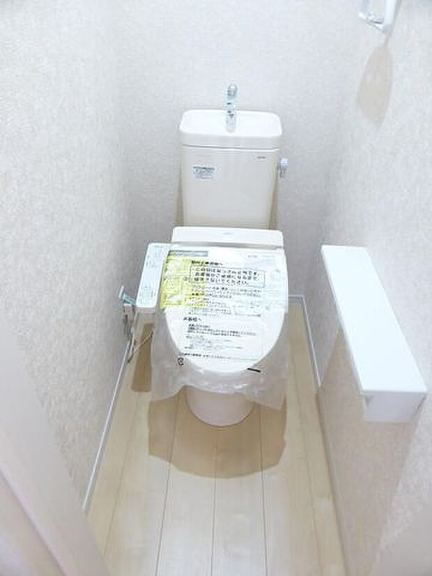 【トイレ/同仕様】2階にもトイレがあり、お支度が重なる時間も安心です。※実際とは異なる場合があります。