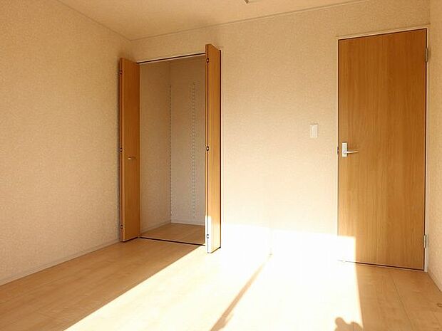 【洋室/同仕様】収納付きでお洋服や鞄の収納にも最適!身の回りの物を綺麗に片付けられそうです。※実際とは異なる場合があります。