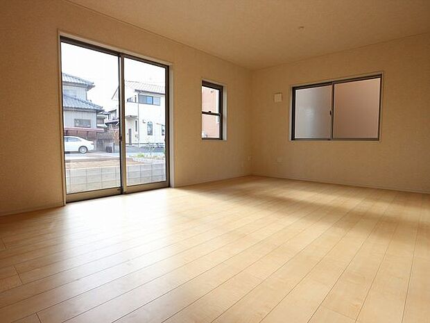 【LDK/同仕様】ナチュラルテイストな内装。家具を自在にレイアウトしやすい縦長リビングです。※実際とは異なる場合があります。