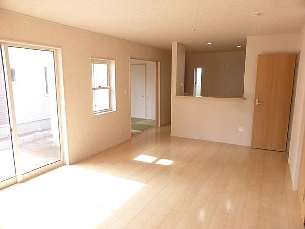 【LDK/同仕様】ダイニングテーブルとソファを置いてもゆとりのある、広さ16帖以上のLDKです。※実際とは異なる場合があります。