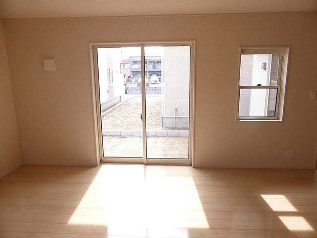 【LDK/同仕様】ご家族が集うLDKは、南向きの明るい住空間です。南側に大きな窓が配されています。※実際とは異なる場合があります。