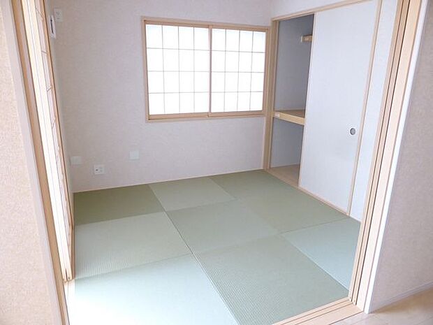 【和室/同仕様】モダンな印象の和室です。玄関に近い1階の和室は、客間としても重宝します。※実際とは異なる場合があります。