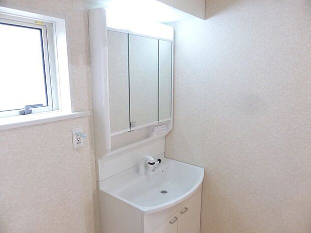 【洗面室/同仕様】朝の身支度もスムーズに行える三面鏡仕様の洗面化粧台。鏡裏や洗面ボウル下部に収納スペースがあります。※実際とは異なる場合があります。