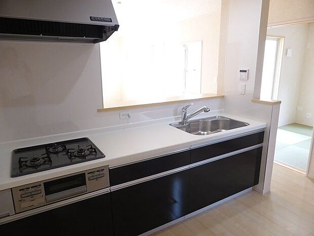 【キッチン/同仕様】立ったまま使えて、奥の物も出し入れしやすいスライドタイプの収納が備わったキッチンです。※実際とは異なる場合があります。