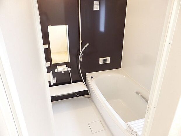 【浴室/同仕様】浴室乾燥機付きの浴室。雨の日や花粉の時期でも洗濯物を干すことができます。※実際とは異なる場合があります。