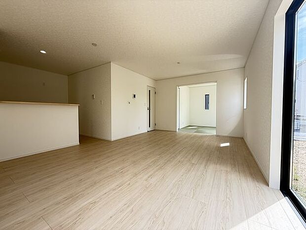 【LDK/約18.2帖】約18.2帖のLDK。ソファやダイニングテーブルを置いてもゆとりを感じられる開放的な空間です。