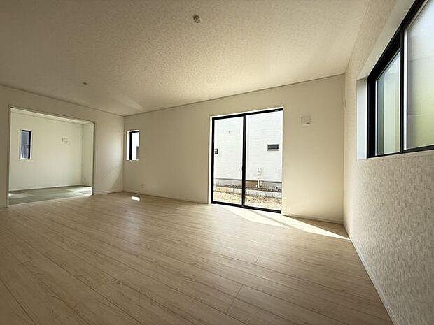 【LDK/約18.2帖】約4.5帖の和室が隣接しており、引き戸を開放することでより広々とした空間として活用できます。