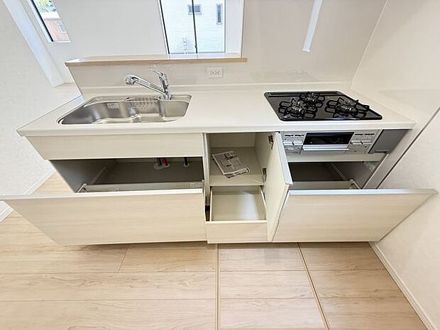 【キッチン】立ったまま使えて、奥の物も出し入れしやすいスライドタイプの収納が備わったキッチンです。