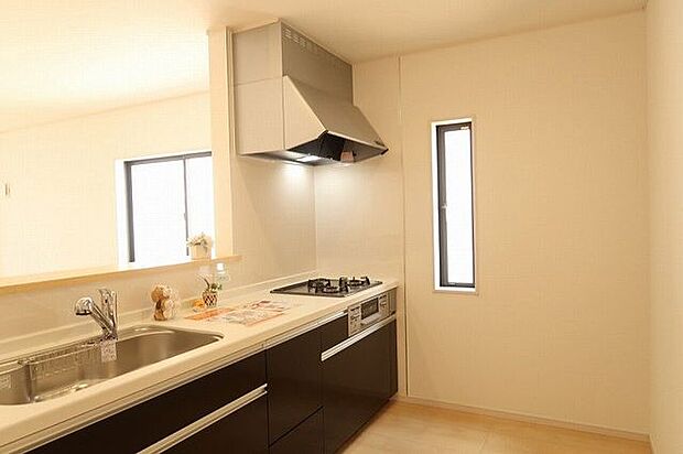 【キッチン/同仕様】ご家族と会話しながら作業できる対面式キッチンです。配膳などに便利なカウンター付きです。※実際とは異なる場合があります。