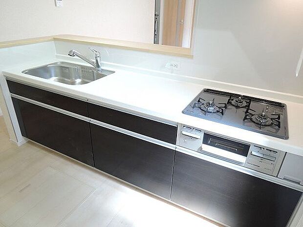 【キッチン/同仕様】立ったまま使えて、奥の物も出し入れしやすいスライドタイプの収納が備わったキッチンです。※実際とは異なる場合があります。