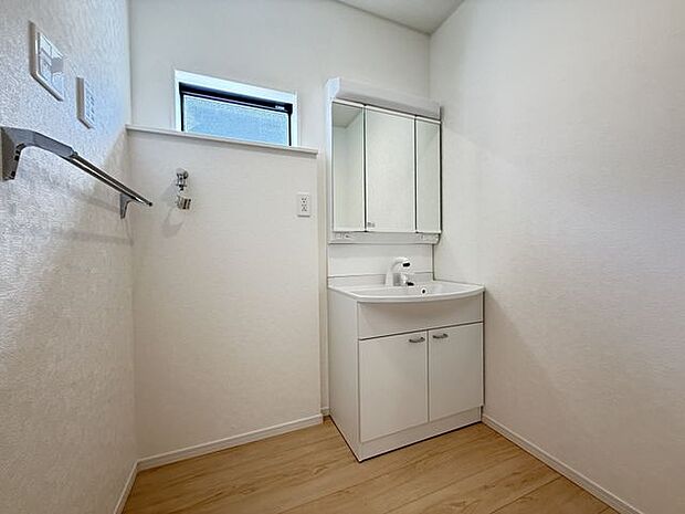 【洗面室】朝の身支度もスムーズに行える三面鏡仕様の洗面化粧台。鏡裏や洗面ボウル下部に収納スペースがあります。