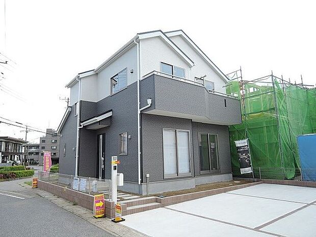 【外観/同仕様】駐車3台分可能(車種による)。前面道路と敷地の段差が少なく、スムーズに出入りできます。※実際とは異なる場合があります。