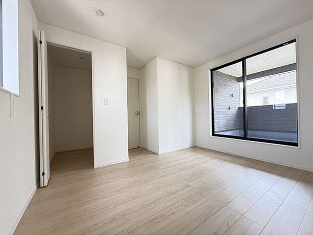 【洋室/約7.5帖】ウォークインクローゼット付きで、住空間を広く活用することができます。