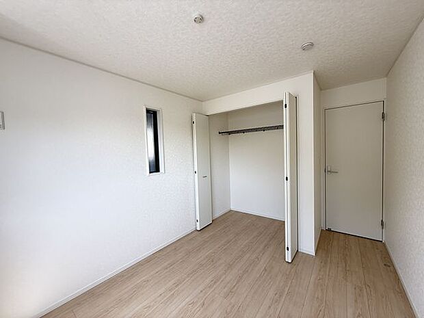 【洋室/約5.7帖(西側)】広く開いて出し入れしやすい折れ戸タイプの扉の収納が備わったお部屋です。各洋室に収納が備わっており、家具を減らしてスッキリできます。