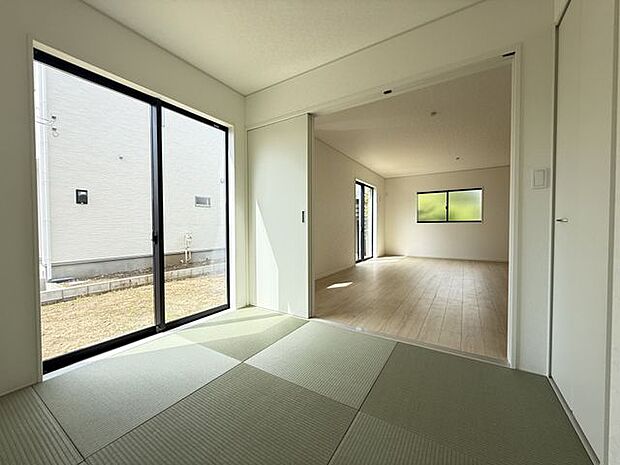 【和室/約4.5帖】客間や家事室、書斎、お子様のプレイルームなど、多用途に重宝するやすらぎの和室です。