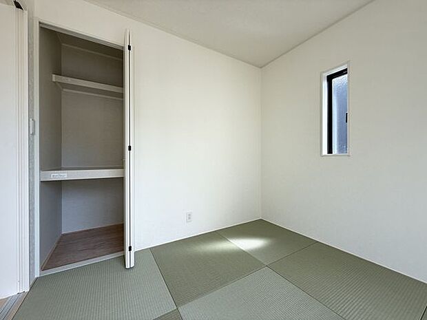 【和室/約4.5帖】収納が設けられているため、布団や季節家電などの収納に役立ちます。