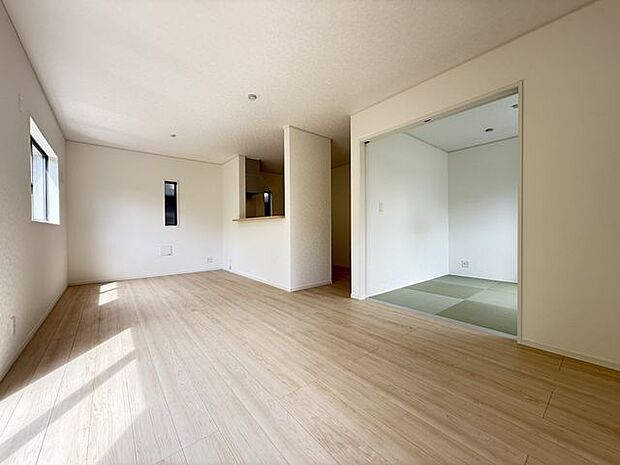 【LDK/約16.2帖】約16.2帖のLDK。隣接する和室の引き戸を開放することで、より広々とした空間として活用できます。