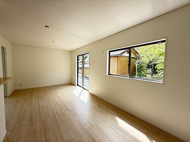 【LDK/約16.2帖】ナチュラルな色合いのフローリングと白いクロスのLDK。シンプルな内装なので、お好みのインテリアを楽しめそうです。