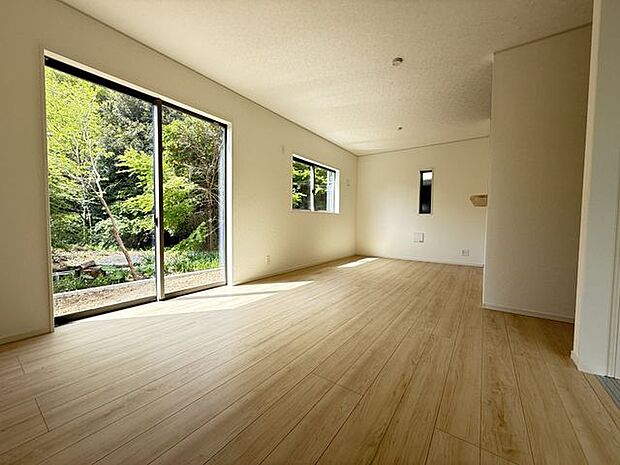 【LDK/約16.2帖】2面採光が確保されています。ご家族やゲストと会話が弾む、対面式キッチンです。